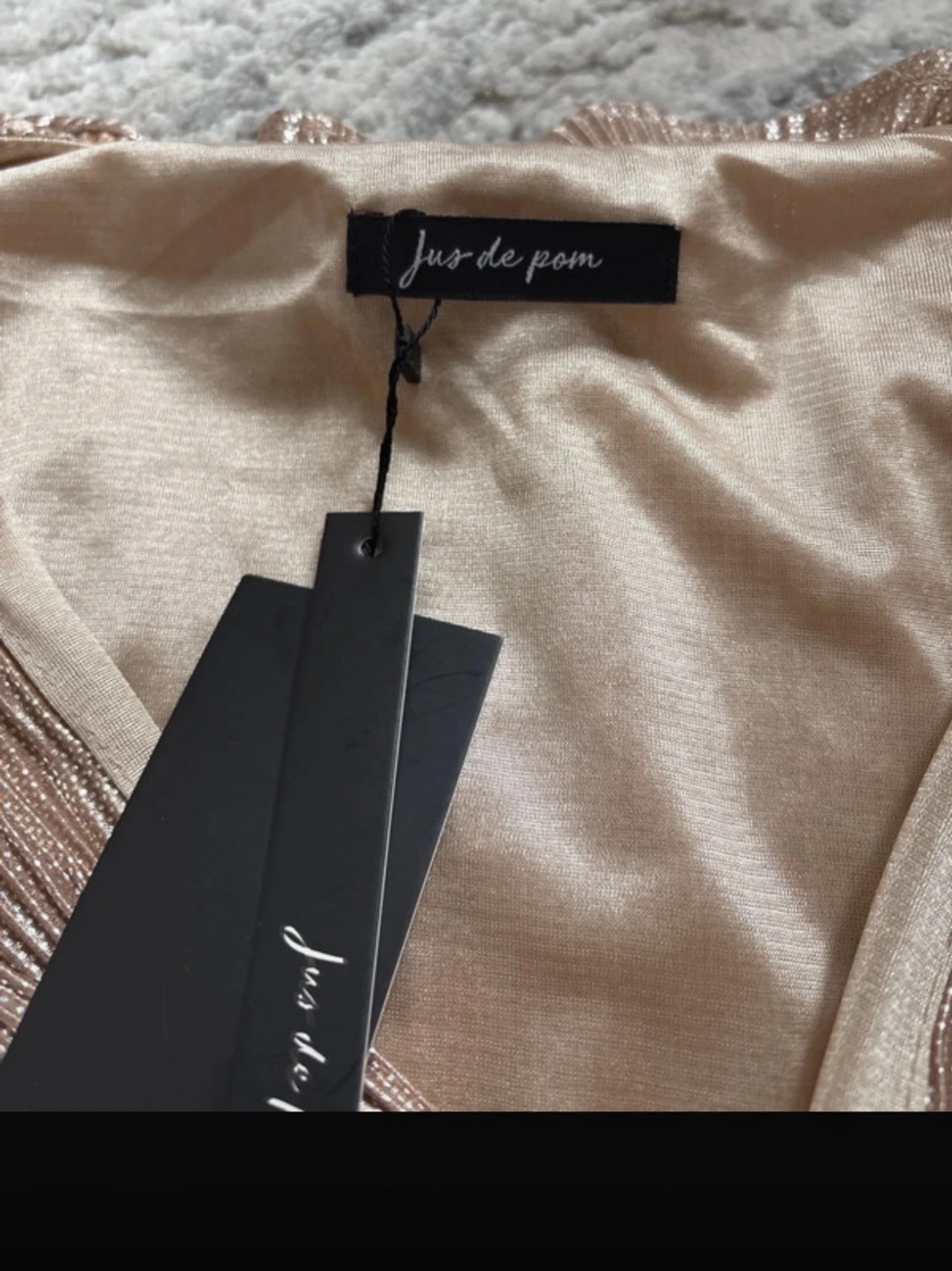 Glittrig champagnefärgad klänning  Jus de Pom - 1