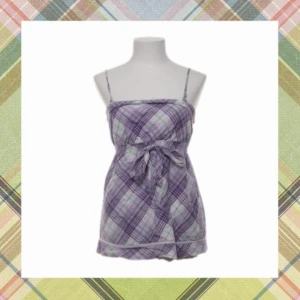 Vintage Y2K topp med rosett - Mycket gott skick, köpt via sellpy, bilder därifrån. Kan skicka fler vid önskemål. Hör av dig vid frågor❤️