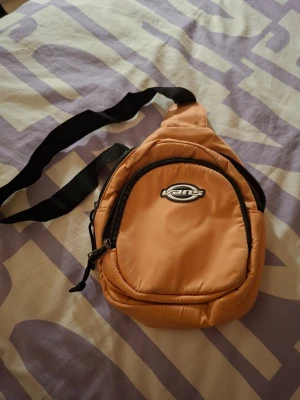 Vans axelremsväska - Beigerosa vans väska i mycket bra skick. Minns inte nypris men kostar några hundralappar då det är äkta vans. 