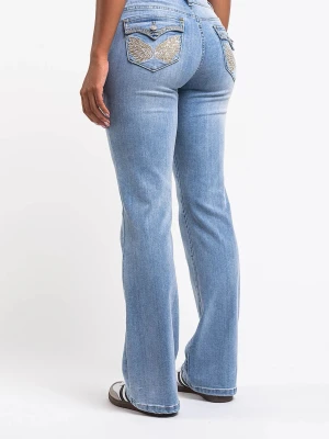 Petit jeans  - Snygga ljusblå bootcut jeans med broderade fickor bak, dekorerade med vingar i guld och silver samt strassdetaljer. EX-short 32