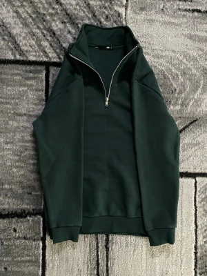 Lager 157  - Säljer en snygg, jättefin och helt oanvänd quarter zip från Lager 157. Passade inte därför säljer jag den. Pris går att diskuteras!