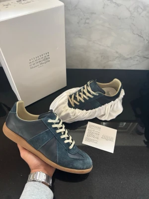 Masion Margiela - Ett par riktigt snygga masion margiela gats som är i mycket bra skick, de är använda ett par fåtal gånger.  Storlek:42 Skriv vid funderingar😁