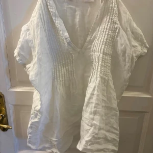 Vit top  - Använda flertal gånger. Den är i storlek Medium. Säljer för 50kr + frakt. Vid frågor är det bara att skicka ett meddelande.✨