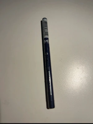 Eyelinerpenna - Eyelinerpenna från Yves Rocher i färgen 04 Violet. Pennan har en klassisk smal form och är lätt att applicera för en precis linje. Perfekt för att skapa en markerad look med en touch av lila. 