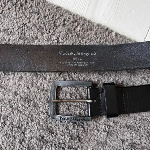Nudie Jeans 85cm Läderbälte - Snyggt läderbälte från Nudie Jeans. | Fint skick, inga större defeketer. | 85cm | Skriv vid minsta fundering! 