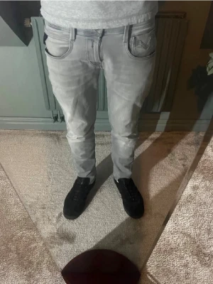 Replay Anbass Hyperflex - Säljer dessa riktigt feta replay jeans. Perfekta och väldigt enkla att stylea. Det finns nästan inga defekter på jeansen, den ända defekten är att lappen där bak har ramlat av men jag har bara sytt på den igen så sömmarna kanske ser lite konstiga ut. Priset är diskuterbart.