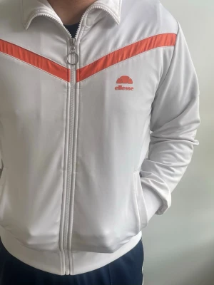 Ellesse kofta - Säljer denna ellesse koftan som är i väldigt gott skick! Storlek small