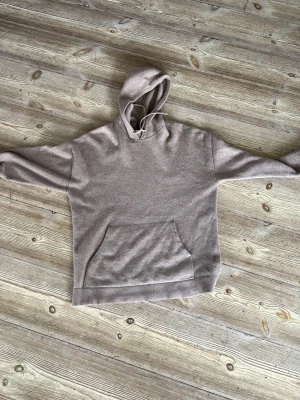 Beige cashmere hoodie Massimo Dutti - Mjuk och lyxig beige hoodie från Massimo Dutti i 100% cashmere. Klassisk modell med huva, dragsko och känguruficka framtill. Perfekt för dig som vill ha en stilren och bekväm look med exklusiv känsla. Nypris 2000kr