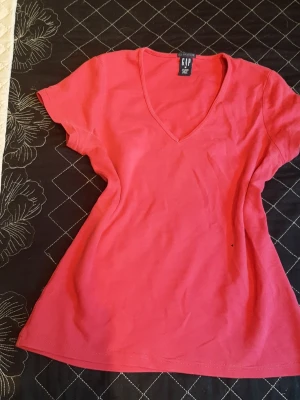 Pink t-shirt från GAP - Pink V-neck t-shirt from GAP. 98% cotton.  In excellent condition. Size M.