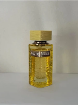 Eau de Soleil fragrance world  - Eau de soilel från fragrance world. 90ml  se bilder för mängd kvar.  Den är väldigt lik Gucci flora  gorgeous orchid. Denna parfym är airy feminin och en perfekt sommar och vår parfym. 