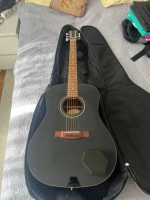 Fender CD-60 BLK akustisk gitarr - Säljer en svart akustisk gitarr, modell Fender CD-60 BLK. Gitarren har en klassisk dreadnought-form, trägreppbräda och snygga detaljer runt ljudhålet. Levereras med svart fodral. Perfekt för både nybörjare och mer erfarna gitarrister. KOMMER OCKSÅ MED GUITAR CASE