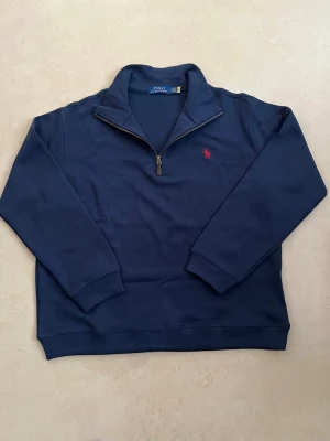 Ralph lauren quarter zip mörkblå storlek Large - Helt ny Ralph Lauren quarter zip. Klassisk och väldigt efterfrågad modell som passar året runt.   Oanvänd   Perfekt passform Väldigt populär färg Säljs snabbt  Skickas direkt 📦 Rabatt vid köp av flera plagg