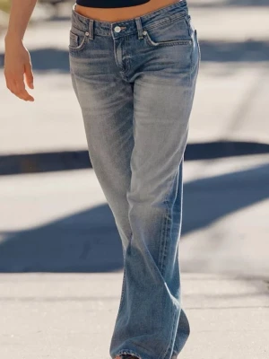 Nya jeans från Zara (38) - Köpte i två olika färger och tyvärr kände jag inte att någon av jeansen var min stil riktigt. De är helt nya med lappen kvar (storlek 38). Tror att de är slutsålda dessutom. 