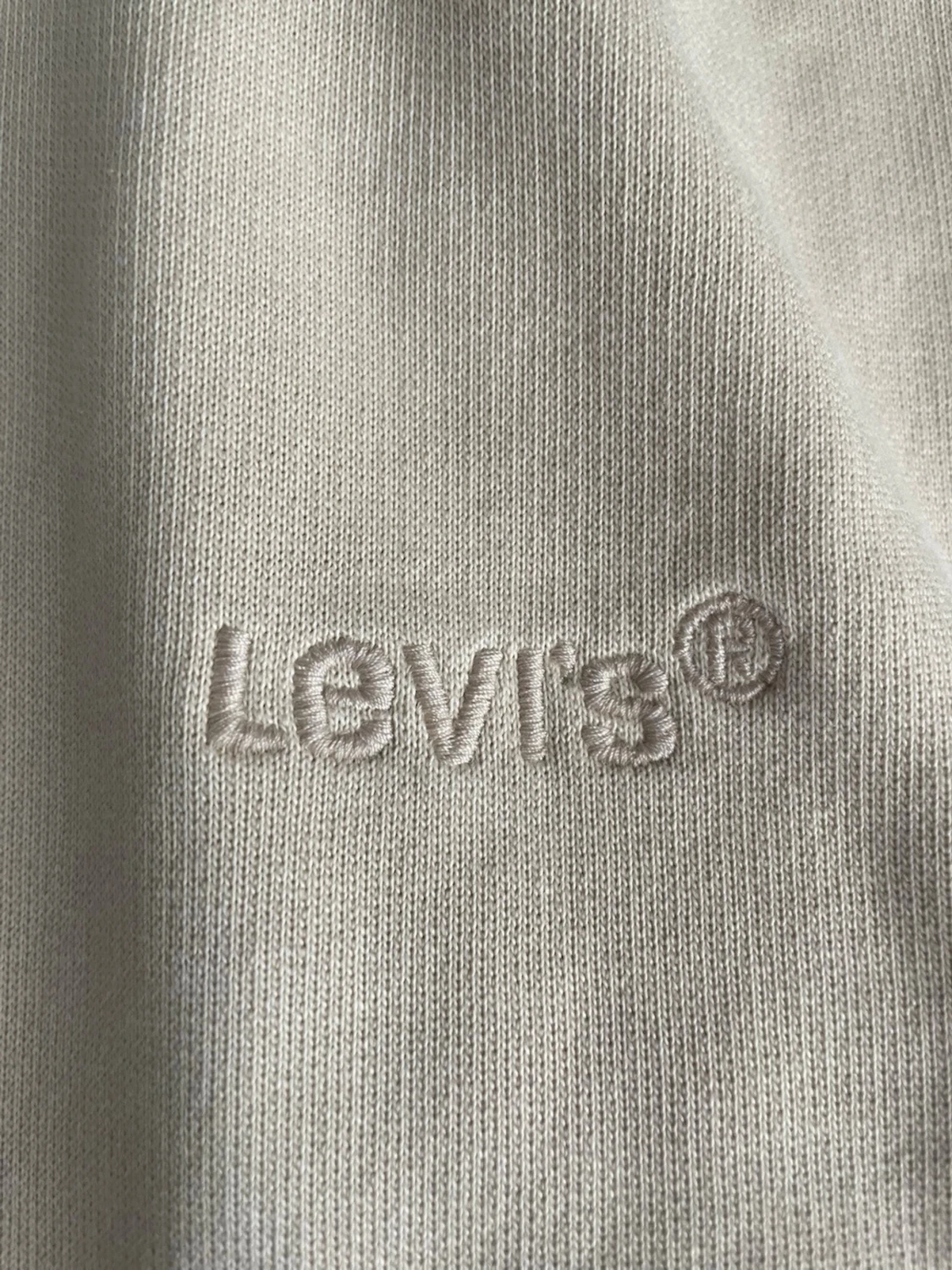 Beige hoodie från Levi's med brodyr - 1
