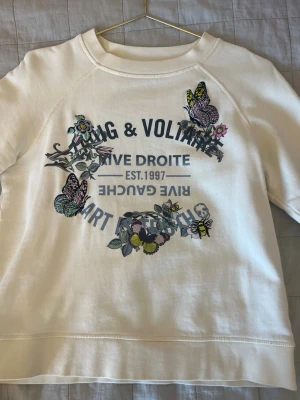 Vit Zadig Voltaire tröja  - Vit Zadig Voltaire tröja med söta detaljer. Barn storlek 14 år men passar xxs/xs☺️säljer eftersom den inte kommer till användning 