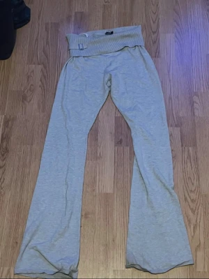 Grå mjukisbyxor  - Grå mjukisbyxor från Newyorker med bred resår i midjan och utsvängda ben. Tillverkade i mjukt och stretchigt material som är perfekt för chill dagar. Enkel och stilren design som passar till det mesta. Säljer för att de är lite för långa för mig, men de är i bra skick.