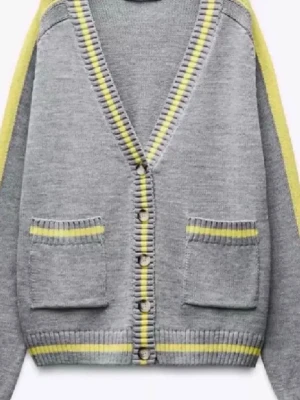 Gul/Grå Zara Tröja💛 - Snygg grå kofta med gula ränder, inga skador effekter eller liknande. Hör av er för frågor❣️Första bilden är från hemsidan andra är från min tik tok och de sista är mina också