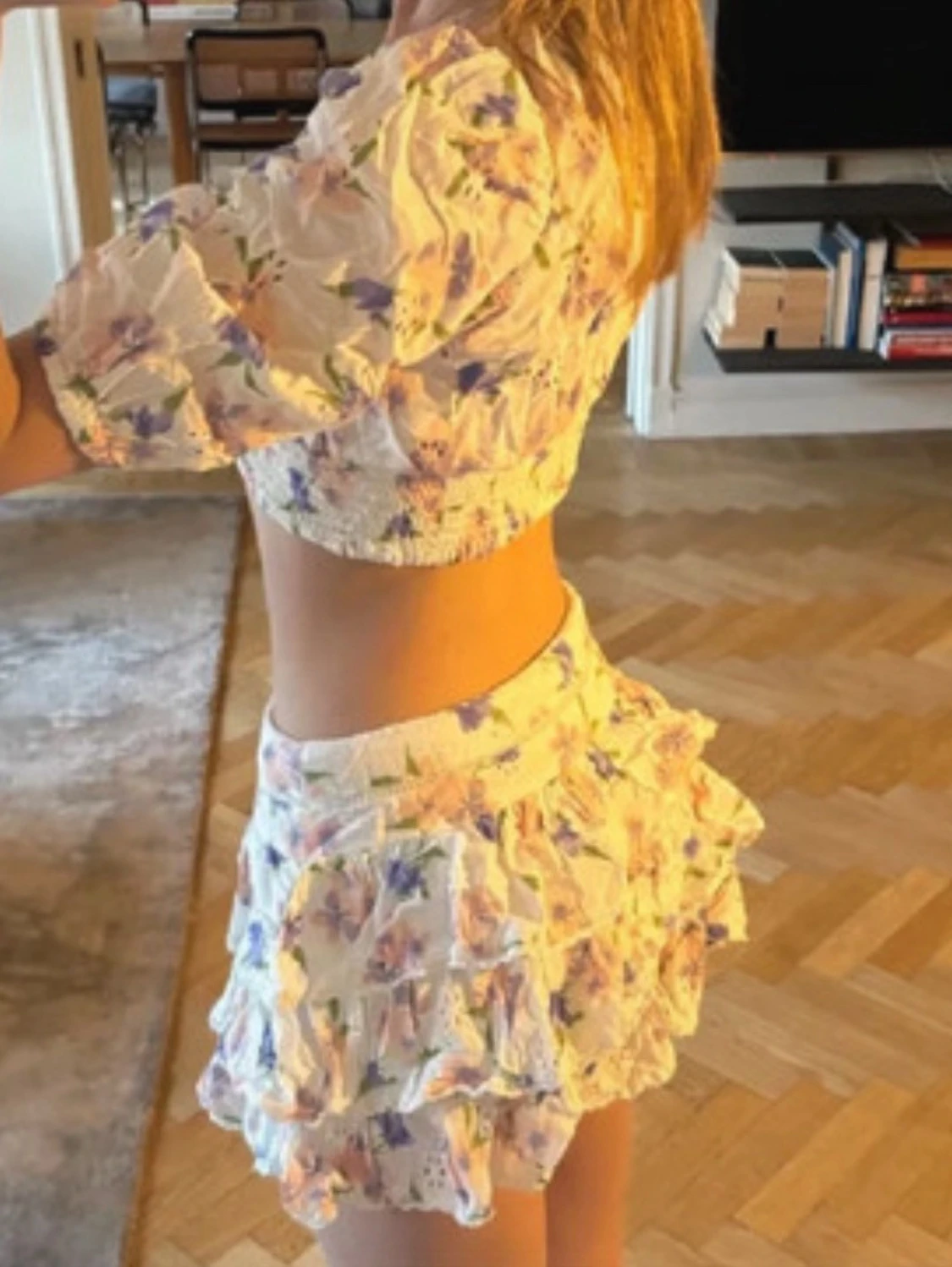 Blommigt set med volanger och puffärm - 1