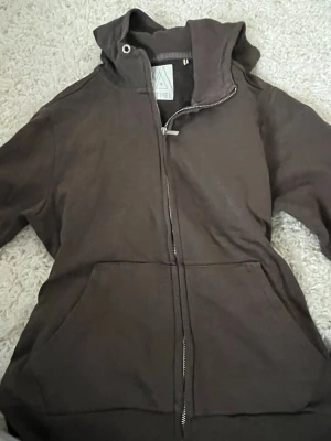 Brun tjocktröja - En brun  tjock tröja i storlek S ifrån etrel