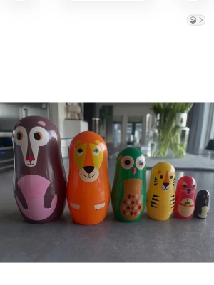 Rysk babusjkadocka med djurmotiv - Säljer ett set med sex ryska dockor målade som olika djur. Väldigt uppskattad leksak, även fin som dekoration i barnrummet.