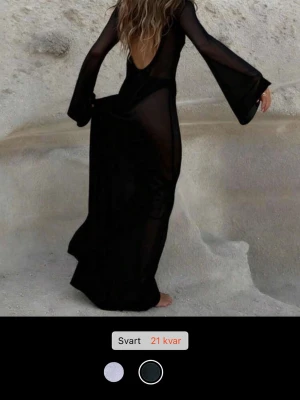 Strand klänning  - En strand klänning från SHEIN jättefin och jätte bra material men är för lång för klänningen. Är i storlek S 