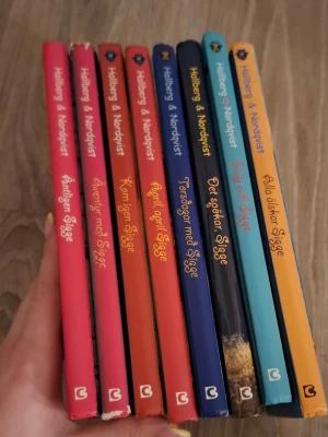 Sigge-böcker av Hallberg & Nordqvist - Säljer ett färgglatt bokpaket med 8 Sigge-böcker av Lin Hallberg och Margareta Nordqvist. Omslagen har illustrationer av hästar och natur, och böckerna har hårda pärmar i olika färger. Perfekt för dig som gillar hästar och mysiga berättelser.