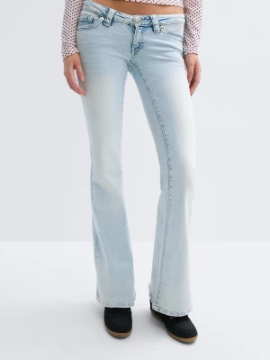 Ljusblå bootcut jeans med låg midja - Säljer ett par ljusblå bootcut jeans med låg midja och klassisk femficksmodell. Jeansen har en snygg tvättad look och är tillverkade i denim med lätt stretch för skön passform. Jeansen är i tall modellen priset kan diskuteras 