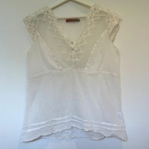 Vit blus med spets från Saint Tropez - Superfin vit topp från Saint Tropez i storlek S💞 Luftigt och skönt material! Den har ett litet hål på baksidan (se sista bilden) men annars fint skick!🥰