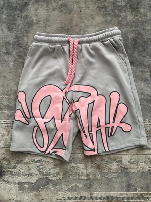 Gråa shorts - Gråa shorts med rosa tryck perfekt för sommaren