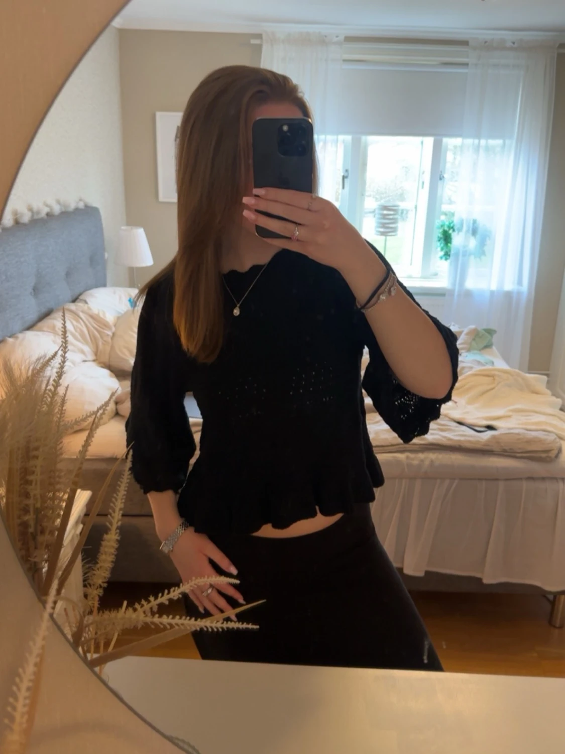 Svart blus med volangärm - 1