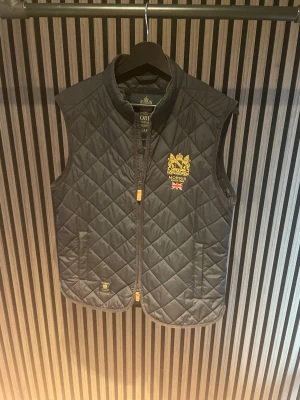 Morris väst  - Säljer nu en snygg Morris väst i storlek S | mycket fint skick utan defekter| priset är ej hugget i sten | kom dm för flera frågor eller funderingar!