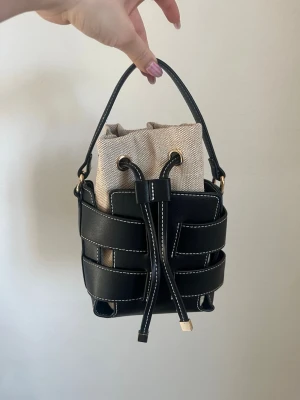 Svart bucket bag H&M  - Ny Trendig bucket bag!