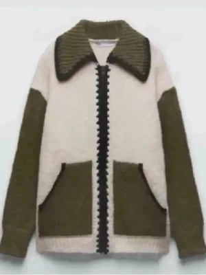 Stickad Zip Zara 💓 - Stickad cardigan från Zara som är slutsåld inga skador eller defekter alls knappt använd. Första tre bilderna är inte mina men de tre sista är, hör av er för frågor men priset är satt så inga prisförslag❤️