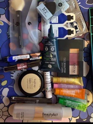 Sminkborstar och tillbehörsset - Ett komplett set med sminkborstar i svart och vitt, makeupsvamp, ansiktsmist, contour stick, ansiktsserum och flera tuber ansiktsmasker. Innehåller produkter från Kicks, IsaDora och Peter Thomas Roth. Perfekt för dig som vill ha allt för din sminkrutin.