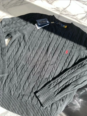 Stickad tröja med en röd häst - Storlek L