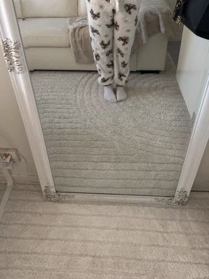 Vita fluffiga loungewear-byxor med renar - Supermysiga vita loungewear-byxor i fluffigt material med sött renmotiv och grå prickar. Perfekta för att chilla hemma under kalla dagar. Byxorna har resår i midjan och vid bensluten för extra komfort.