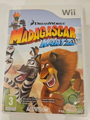 Madagascar Kartz till Nintendo Wii - Madagascar Kartz är ett färgstarkt racingspel till Nintendo Wii där du tävlar med karaktärer från DreamWorks Madagascar-filmerna. Spelet har en vit plastbox med illustrationer av lejonet Alex och zebran Marty. Manual på svenska, norska, danska och finska ingår.