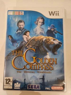 The Golden Compass till Nintendo Wii - The Golden Compass är ett actionäventyrsspel till Nintendo Wii, baserat på filmen med samma namn. Omslaget har en blå bakgrund med karaktärer och en bepansrad isbjörn. Spelet är PAL-version och rekommenderas från 12 år. Perfekt för dig som gillar fantasy och äventyr.