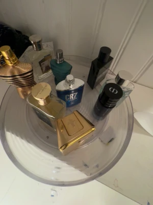 Mix av herrparfymer från kända märken - Säljer ett paket med flera herrparfymer från märken som Jean Paul Gaultier, Paco Rabanne, Cristiano Ronaldo, Dior, Floris och Zadig & Voltaire. Flaskorna har olika former och färger, bland annat guld, blått, svart och transparent. Perfekt för dig som vill testa olika dofter.