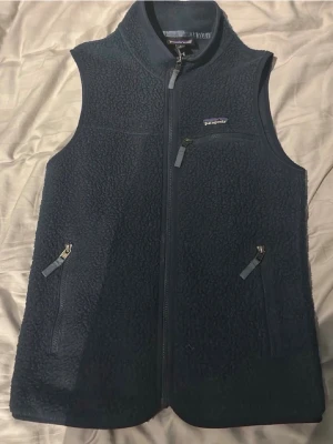 Patagonia väst - Vår väst från Patagonia perfekt till sommar kvällar i storlek S. Pris går att diskutera. Denna material i denna färg säljs inte nytt längre. Litet hål i fram som inte ses under användning 