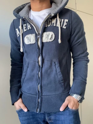 Vintage Abercrombie & Fitch Zip-Hoodie - Säljer denna väldigt snygga & sällsynta abercrombie & fitch koftan | Storlek S | Mycket bra skick förutom små fläckar (se sista bild | Model 175cm, 70kg