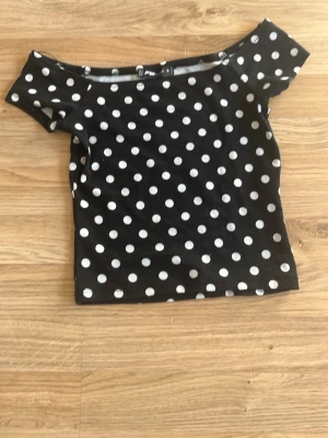 New Yorker - Jättefin prickig tröja från New Yorker, tröjan är i storlek S och ja döljer den pga att ja inte använder den