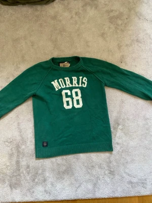 Morris stickadtröja - Säljer en riktigt unik Morris tröja för endast 250 kr en riktig pang 💥 deal eller hur? Den är i storlek M i mycket bra skick och passar perfekt för att göra en tråkig outfit till en helt unik. Juste jag fixar mått om du vill ha!