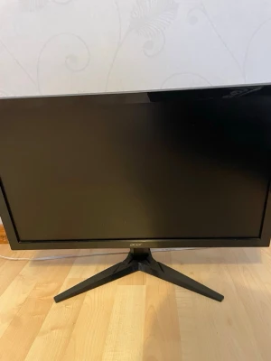 Acer svart datorskärm - Snygg svart datorskärm från Acer med stilren design och stabilt stativ i plast. Skärmen har tunna ramar och passar perfekt till gaming eller studier. Enkel att koppla in med flera anslutningsmöjligheter. Perfekt till skrivbordet för en clean setup.