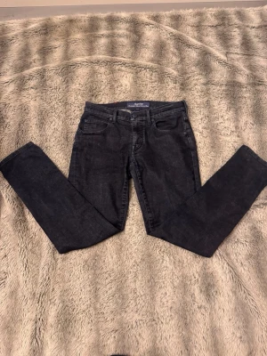 Jacob choen jeans - Säljer dessa sjyssta Jacob cohen jeans i selvage.dem är handmade som gör byxan väldigt unik. Fickorna är små i modellen men har sytt högra fickan så den är stor.Storlek 28/32. Väldigt snygga detaljer på byxorna som texten, unik röd färg som är i hästpäls där bak  som gör byxan väldigt unik och cool. Skriv om mått osv!😃