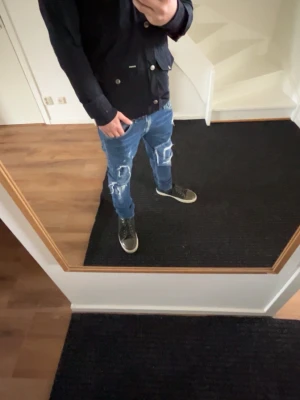 Blå slitna jeans med hål - Lite schystare Replay jeans | Storlek W31 L32 | Mycket sällsynta jeans så tveka ej att köpa | Har du några funderingar är det bara att ställa🙌 fraktas samma dag som köpt 📦