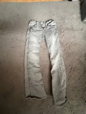 Grå lågmidjade bootcut jeans - Säljer ett par grå lågmidjade bootcut jeans från Gina tricot💕 Säljer pga att dom är för små, de är i stl 152💕
