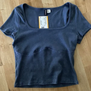 Topp - Säljer en fin mörkblå topp i helt nytt skick💙