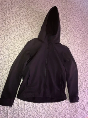 Svart hoodie från Race Marine - Svart hoodie från Race Marine med dragkedja framtill och två sidofickor. Modellen har en klassisk huva och är tillverkad i ett mjukt, bekvämt material som passar perfekt till en avslappnad stil.