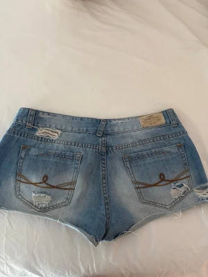 Blå jeansshorts - Säljer ett par ljusblå jeansshorts från Suiteblanco.